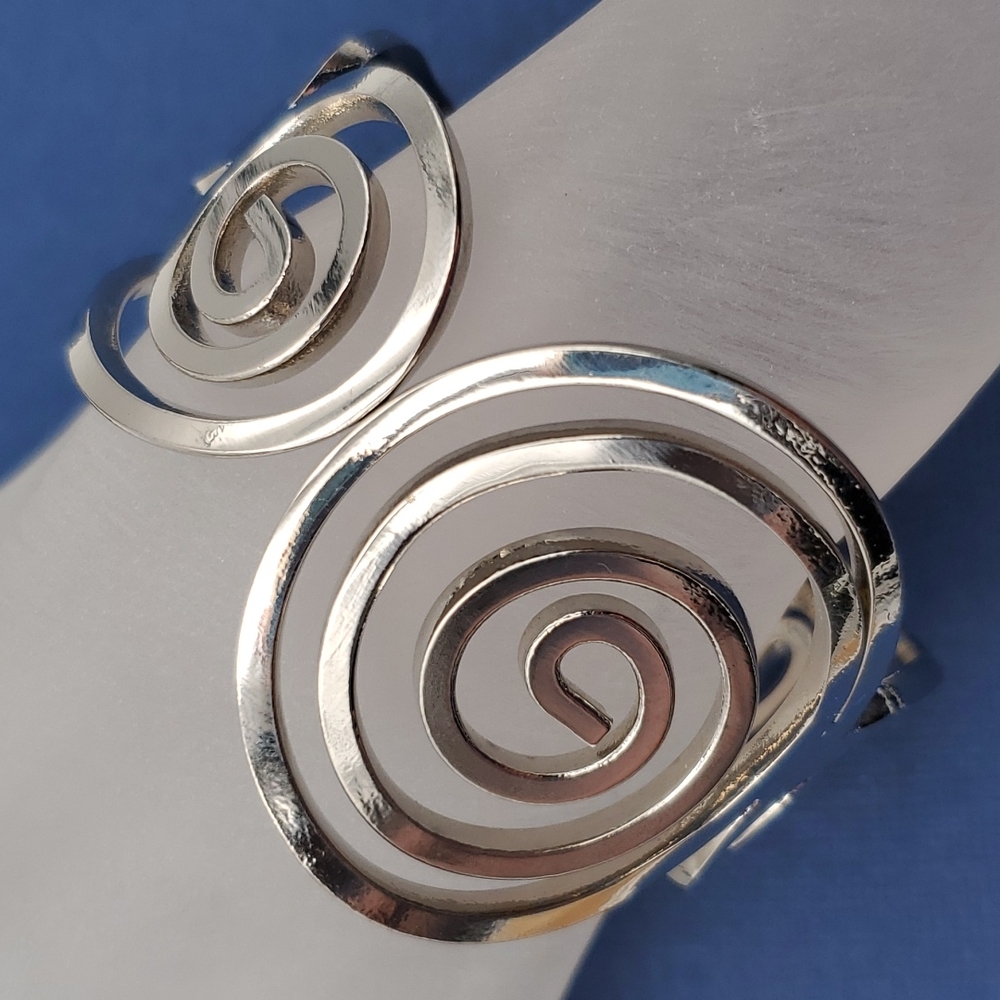 Silver Tone Geometric Pattern Bracelet - image 4